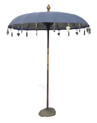 Bali-Schirm, Dunkelgrau 1, mit Holzmünzen und goldenen Blättern am Rand. Ca. 190 cm Durchmesser und 250 cm Höhe 